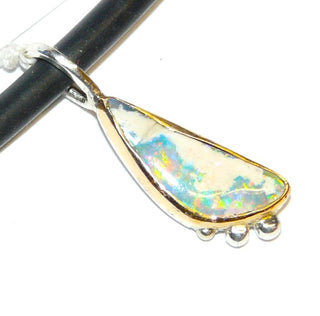 handgefertigtes Einzelstück, Unikat Opal-Anhänger mit einem australischer Opal in Freeform, mit hellem Muttergestein verwachsen, 750 Gold Zarge + 925 Silber, schillert in herrlichen Farben rot, blau + grün -	Handgefertigtes Unikat! Nur im Onlineshop von Juwelier & Goldschmiede Danilo!