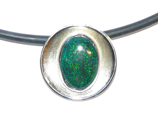 Einzelstück, Handarbeit, großer Unikat Opal-Anhänger mit australischer, grüner Matrix-Opal, gefertigt in 925 Silber, aufgetiefte Schale mit einer Zargenfassung für den Opal, matt + poliert, paßt zu Ohrstecker Ohr 0068 + Ring Opal 0128 -	Handgefertigter Schmuck nur erhältlich bei www.danilogold-shop.de 