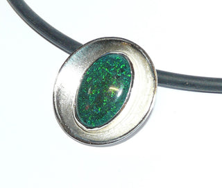 Einzelstück, Handarbeit, großer Unikat Opal-Anhänger mit australischer, grüner Matrix-Opal, gefertigt in 925 Silber, aufgetiefte Schale mit einer Zargenfassung für den Opal, matt + poliert, paßt zu Ohrstecker Ohr 0068 + Ring Opal 0128 -	Handgefertigter Schmuck nur erhältlich bei www.danilogold-shop.de 
