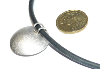 Einzelstück, Handarbeit, großer Unikat Opal-Anhänger mit australischer, grüner Matrix-Opal, gefertigt in 925 Silber, aufgetiefte Schale mit einer Zargenfassung für den Opal, matt + poliert, paßt zu Ohrstecker Ohr 0068 + Ring Opal 0128 -	Handgefertigter Schmuck nur erhältlich bei www.danilogold-shop.de 