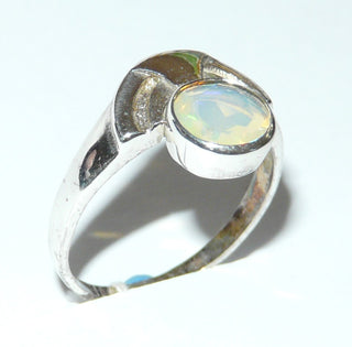 handgearbeitetes Einzelstück, Unikat Opal-Ring "Egypt" aus 925 Silber mit einem violett-orange-grün schillernden äthiopischen facettierten Welo-Jelly-Opal mit Mondstein-Charme, Ringweite 59 -	Handgefertigtes Unikat! Nur im Onlineshop von Juwelier & Goldschmiede Danilo!