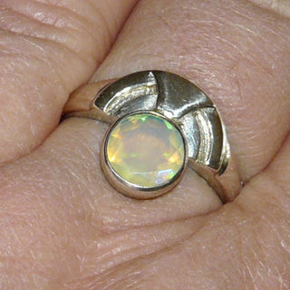 handgearbeitetes Einzelstück, Unikat Opal-Ring "Egypt" aus 925 Silber mit einem violett-orange-grün schillernden äthiopischen facettierten Welo-Jelly-Opal mit Mondstein-Charme, Ringweite 59 -	Handgefertigtes Unikat! Nur im Onlineshop von Juwelier & Goldschmiede Danilo!