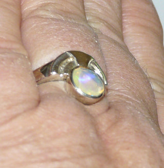 handgearbeitetes Einzelstück, Unikat Opal-Ring "Egypt" aus 925 Silber mit einem violett-orange-grün schillernden äthiopischen facettierten Welo-Jelly-Opal mit Mondstein-Charme, Ringweite 59 -	Handgefertigtes Unikat! Nur im Onlineshop von Juwelier & Goldschmiede Danilo!