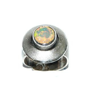 Handgearbeitetes Einzelstück, Unikat Opal-Ring "Konzentrik" aus 925 Silber mit einemrunden, blau-orange-grün schillernden, facettierten, äthiopischen Welo-Opal, mattiert mit polierten Akzenten + in den Tiefen geschwärzt, Ringweite verstellbar bis ca. 59
-	Handgefertigter Schmuck nur erhältlich bei www.danilogold-shop.de 