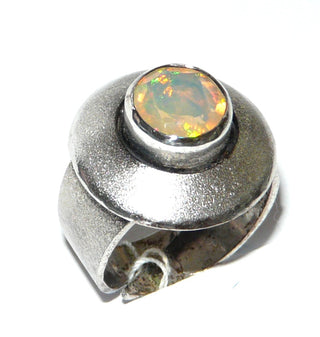 Handgearbeitetes Einzelstück, Unikat Opal-Ring "Konzentrik" aus 925 Silber mit einemrunden, blau-orange-grün schillernden, facettierten, äthiopischen Welo-Opal, mattiert mit polierten Akzenten + in den Tiefen geschwärzt, Ringweite verstellbar bis ca. 59
-	Handgefertigter Schmuck nur erhältlich bei www.danilogold-shop.de 