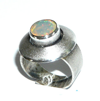 Handgearbeitetes Einzelstück, Unikat Opal-Ring "Konzentrik" aus 925 Silber mit einemrunden, blau-orange-grün schillernden, facettierten, äthiopischen Welo-Opal, mattiert mit polierten Akzenten + in den Tiefen geschwärzt, Ringweite verstellbar bis ca. 59
-	Handgefertigter Schmuck nur erhältlich bei www.danilogold-shop.de 