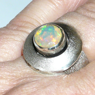 Handgearbeitetes Einzelstück, Unikat Opal-Ring "Konzentrik" aus 925 Silber mit einemrunden, blau-orange-grün schillernden, facettierten, äthiopischen Welo-Opal, mattiert mit polierten Akzenten + in den Tiefen geschwärzt, Ringweite verstellbar bis ca. 59
-	Handgefertigter Schmuck nur erhältlich bei www.danilogold-shop.de 