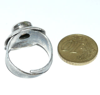 Handgearbeitetes Einzelstück, Unikat Opal-Ring "Konzentrik" aus 925 Silber mit einemrunden, blau-orange-grün schillernden, facettierten, äthiopischen Welo-Opal, mattiert mit polierten Akzenten + in den Tiefen geschwärzt, Ringweite verstellbar bis ca. 59
-	Handgefertigter Schmuck nur erhältlich bei www.danilogold-shop.de 