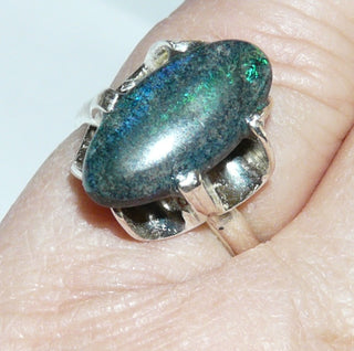Einzelstück, Unikat Opal-Ring aus 925 Silber mit einem blau-grünen, lang-ovalen, australischen Matrix-Opal, asymmetrische Krappen-Bogenfassung aus Mexico, schmale Ringschiene, Ringweite 53 -	Unikatschmuck nur erhältlich im Onlineshop von Juwelier & Goldschmiede Danilo! 