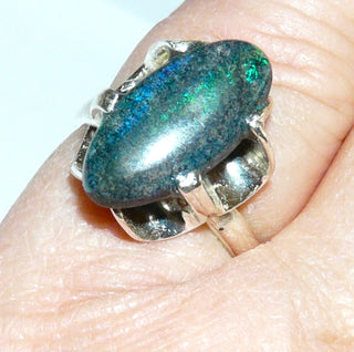 Einzelstück, Unikat Opal-Ring aus 925 Silber mit einem blau-grünen, lang-ovalen, australischen Matrix-Opal, asymmetrische Krappen-Bogenfassung aus Mexico, schmale Ringschiene, Ringweite 53 - Unikatschmuck nur erhältlich im Onlineshop von Juwelier & Goldschmiede Danilo! 