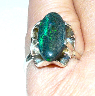 Einzelstück, Unikat Opal-Ring aus 925 Silber mit einem blau-grünen, lang-ovalen, australischen Matrix-Opal, asymmetrische Krappen-Bogenfassung aus Mexico, schmale Ringschiene, Ringweite 53 - Unikatschmuck nur erhältlich im Onlineshop von Juwelier & Goldschmiede Danilo! 