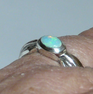 Handgefertigtes Einzelstück, Unikat Opal-Ring aus 925 Silber mit einem grün-blau schillernden, ovalen, äthiopischen Jelly-Opal, polierte massive Ringschiene, Ringweite 54,5. -	
Unikatschmuck nur erhältlich im Onlineshop von Juwelier & Goldschmiede Danilo! 
