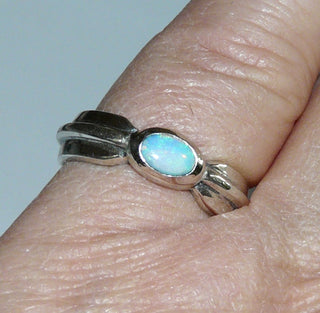 Handgefertigtes Einzelstück, Unikat Opal-Ring aus 925 Silber mit einem grün-blau schillernden, ovalen, äthiopischen Jelly-Opal, polierte massive Ringschiene, Ringweite 54,5. -	
Unikatschmuck nur erhältlich im Onlineshop von Juwelier & Goldschmiede Danilo! 
