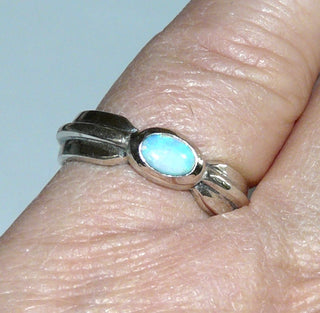 Handgefertigtes Einzelstück, Unikat Opal-Ring aus 925 Silber mit einem grün-blauen, fast türkis schillernden, ovalen, äthiopischen Jelly-Opal, polierte massive Ringschiene, Ringweite 54,5. - Unikatschmuck nur erhältlich im Onlineshop von Juwelier & Goldschmiede Danilo! 
