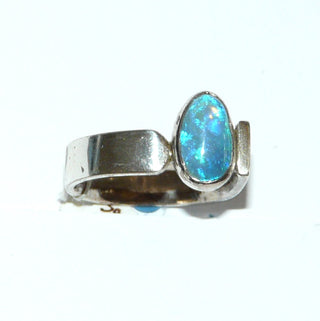 handgefertigtes Einzelstück, asymmetrischer Unikat Opal-Ring "Wassertropfen" aus 925 Silber mit einem blau-grün schillernden, australischer Jelly-Opal als tropfenförmiger Cabochon in Freeform, Ringschiene innen abgerundet/bombiert für besonders angenehmen Tragekomfort, Ringweite 59 -	Handarbeiten online bestellen bei Juwelier & Goldschmiede Danilo!