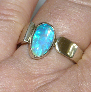 handgefertigtes Einzelstück, asymmetrischer Unikat Opal-Ring "Wassertropfen" aus 925 Silber mit einem blau-grün schillernden, australischer Jelly-Opal als tropfenförmiger Cabochon in Freeform, Ringschiene innen abgerundet/bombiert für besonders angenehmen Tragekomfort, Ringweite 59 -	Handarbeiten online bestellen bei Juwelier & Goldschmiede Danilo!