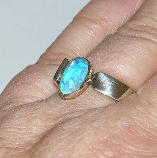 handgefertigtes Einzelstück, asymmetrischer Unikat Opal-Ring "Wassertropfen" aus 925 Silber mit einem blau-grün schillernden, australischer Jelly-Opal als tropfenförmiger Cabochon in Freeform, Ringschiene innen abgerundet/bombiert für besonders angenehmen Tragekomfort, Ringweite 59 -	Handarbeiten online bestellen bei Juwelier & Goldschmiede Danilo!