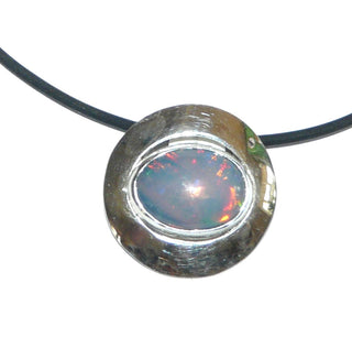 Handgefertigtes Einzelstück, Unikat Opal-Anhänger "Blue Eye" aus 925 Silber mit einem ovalen, blau-grün-rot schillernden australischer Opal, ovaler Stein in einer runden aufgetieften Fläche mit Luftschnitten versehen, poliert, verdeckte Öse - Handgefertigtes Unikat! Nur im Onlineshop von Juwelier & Goldschmiede Danilo!