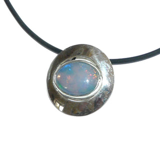 Handgefertigtes Einzelstück, Unikat Opal-Anhänger "Blue Eye" aus 925 Silber mit einem ovalen, blau-grün-rot schillernden australischer Opal, ovaler Stein in einer runden aufgetieften Fläche mit Luftschnitten versehen, poliert, verdeckte Öse - Handgefertigtes Unikat! Nur im Onlineshop von Juwelier & Goldschmiede Danilo!