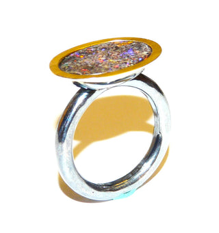 Handgefertigter Unikat-Opalring, Einzelstück mit einem australischer Matrix-Opal, Ring in 925 geschwärztem / oxidiertem Silber mit 750 Gelbgold-Fassungsrand, Runddraht-Schiene, Schalenfassung, Ringweite 61 - Goldschmiede Danilo!