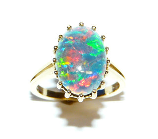 Handgefertigtes Einzelstück, Unikat-Ring aus 750 Gelbgold mit einer großen australischen, rot-blau-grün schillernden (viel Rot) Opal-Triplette, in einem Chaton mit 16 Krappen sicher eingefaßt, Ringweite 53,5 -	Unikatschmuck nur erhältlich im Onlineshop von Juwelier & Goldschmiede Danilo! 