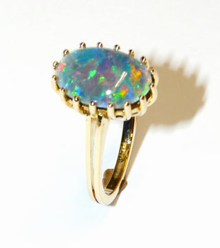Handgefertigtes Einzelstück, Unikat-Ring aus 750 Gelbgold mit einer großen australischen, rot-blau-grün schillernden (viel Rot) Opal-Triplette, in einem Chaton mit 16 Krappen sicher eingefaßt, Ringweite 53,5 -	Unikatschmuck nur erhältlich im Onlineshop von Juwelier & Goldschmiede Danilo! 