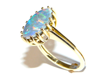 Handgefertigtes Einzelstück, Unikat-Ring aus 750 Gelbgold mit einer großen australischen, rot-blau-grün schillernden (viel Rot) Opal-Triplette, in einem Chaton mit 16 Krappen sicher eingefaßt, Ringweite 53,5 -	Unikatschmuck nur erhältlich im Onlineshop von Juwelier & Goldschmiede Danilo! 