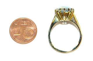 Handgefertigtes Einzelstück, Unikat-Ring aus 750 Gelbgold mit einer großen australischen, rot-blau-grün schillernden (viel Rot) Opal-Triplette, in einem Chaton mit 16 Krappen sicher eingefaßt, Ringweite 53,5 -	Unikatschmuck nur erhältlich im Onlineshop von Juwelier & Goldschmiede Danilo! 