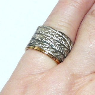 Handarbeit, Einzelstück, Ring in 925 Silber in den Tiefen geschwärzt  + 585 Gelbgold Runddraht, gewalzte "Farnstruktur", Breite ca. 13 mm, Ringweite 52 - Unikate und Pretiosen nur erhältlich im Onlineshop der Goldschmiede Danilo!