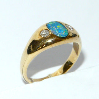 Handgearbeitetes Einzelstück, Unikat-Bandring in klassischer Form, aus massivem 585 Gelbgold mit einer ovalen, australischen, blau-grün-schillernden Opal-Doublette + 2 Brillanten von zusammen 0,20 Karat, Ringweite 61,5 -	Handgefertigter Schmuck nur erhältlich bei www.danilogold-shop.de 