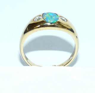 Handgearbeitetes Einzelstück, Unikat-Bandring in klassischer Form, aus massivem 585 Gelbgold mit einer ovalen, australischen, blau-grün-schillernden Opal-Doublette + 2 Brillanten von zusammen 0,20 Karat, Ringweite 61,5 -	Handgefertigter Schmuck nur erhältlich bei www.danilogold-shop.de 