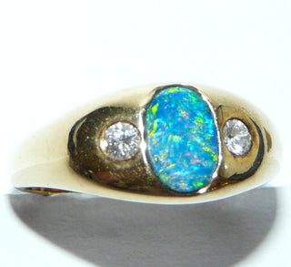 Handgearbeitetes Einzelstück, Unikat-Bandring in klassischer Form, aus massivem 585 Gelbgold mit einer ovalen, australischen, blau-grün-schillernden Opal-Doublette + 2 Brillanten von zusammen 0,20 Karat, Ringweite 61,5 -	Handgefertigter Schmuck nur erhältlich bei www.danilogold-shop.de 