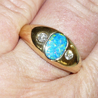 Handgearbeitetes Einzelstück, Unikat-Bandring in klassischer Form, aus massivem 585 Gelbgold mit einer ovalen, australischen, blau-grün-schillernden Opal-Doublette + 2 Brillanten von zusammen 0,20 Karat, Ringweite 61,5 -	Handgefertigter Schmuck nur erhältlich bei www.danilogold-shop.de 