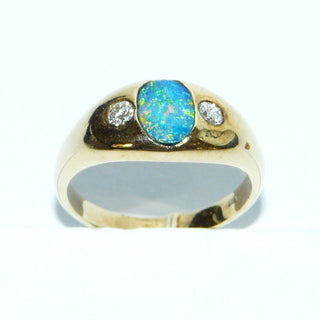 Handgearbeitetes Einzelstück, Unikat-Bandring in klassischer Form, aus massivem 585 Gelbgold mit einer ovalen, australischen, blau-grün-schillernden Opal-Doublette + 2 Brillanten von zusammen 0,20 Karat, Ringweite 61,5 -	Handgefertigter Schmuck nur erhältlich bei www.danilogold-shop.de 