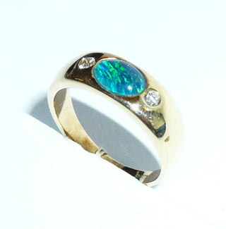 Handgefertigtes Einzelstück, Unikat-Ring, klassischer Bandring aus massivem 585 Gold mit einer australischen, herrlich blau-grün-schillernden, ovalen Opal-Triplette sowie 2 Brillanten von zusammen 0,10 Karat, Ringweite 53, auch als Herrenring geeignet -	Handgefertigter Schmuck nur erhältlich bei www.danilogold-shop.de 