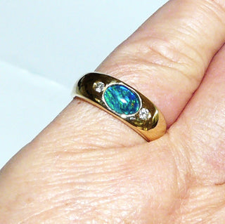 Handgefertigtes Einzelstück, Unikat-Ring, klassischer Bandring aus massivem 585 Gold mit einer australischen, herrlich blau-grün-schillernden, ovalen Opal-Triplette sowie 2 Brillanten von zusammen 0,10 Karat, Ringweite 53, auch als Herrenring geeignet -	Handgefertigter Schmuck nur erhältlich bei www.danilogold-shop.de 