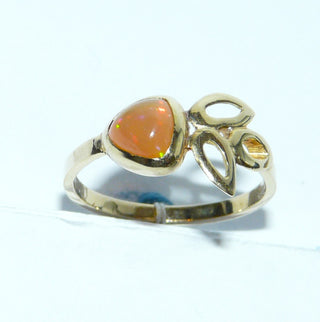 Handgefertigtes Einzelstück, Unikat-Ring "Blattwerk" aus 585 Gold mit einem grün-orangefarbenen, schillernden äthiopischen Feuer-Opal / Welo-Opal als Triangel-Cabochon, Ringweite 54,5 -	Handarbeiten online bestellen bei Juwelier & Goldschmiede Danilo!