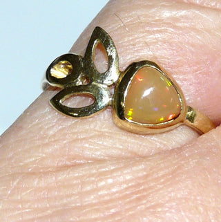 Handgefertigtes Einzelstück, Unikat-Ring "Blattwerk" aus 585 Gold mit einem grün-orangefarbenen, schillernden äthiopischen Feuer-Opal / Welo-Opal als Triangel-Cabochon, Ringweite 54,5 -	Handarbeiten online bestellen bei Juwelier & Goldschmiede Danilo!