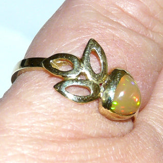 Handgefertigtes Einzelstück, Unikat-Ring "Blattwerk" aus 585 Gold mit einem grün-orangefarbenen, schillernden äthiopischen Feuer-Opal / Welo-Opal als Triangel-Cabochon, Ringweite 54,5 -	Handarbeiten online bestellen bei Juwelier & Goldschmiede Danilo!