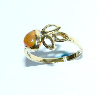 Handgefertigtes Einzelstück, Unikat-Ring "Blattwerk" aus 585 Gold mit einem grün-orangefarbenen, schillernden äthiopischen Feuer-Opal / Welo-Opal als Triangel-Cabochon, Ringweite 54,5 -	Handarbeiten online bestellen bei Juwelier & Goldschmiede Danilo!