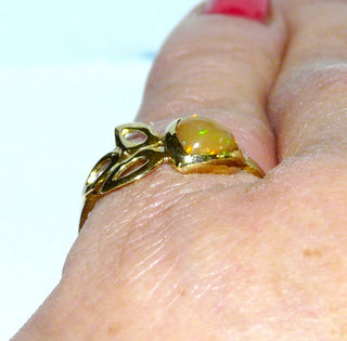 Handgefertigtes Einzelstück, Unikat-Ring "Blattwerk" aus 585 Gold mit einem grün-orangefarbenen, schillernden äthiopischen Feuer-Opal / Welo-Opal als Triangel-Cabochon, Ringweite 54,5 -	Handarbeiten online bestellen bei Juwelier & Goldschmiede Danilo!