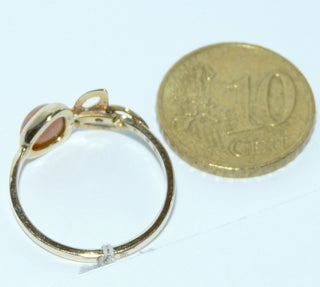 Handgefertigtes Einzelstück, Unikat-Ring "Blattwerk" aus 585 Gold mit einem grün-orangefarbenen, schillernden äthiopischen Feuer-Opal / Welo-Opal als Triangel-Cabochon, Ringweite 54,5 -	Handarbeiten online bestellen bei Juwelier & Goldschmiede Danilo!