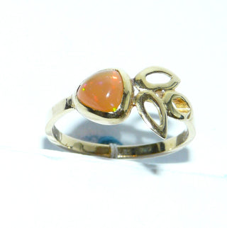 Handgefertigtes Einzelstück, Unikat-Ring "Blattwerk" aus 585 Gold mit einem orangefarbenen, schillernden äthiopischen Feuer-Opal / Welo-Opal mit grünen Funken als Triangel-Cabochon, Ringweite 54,5 - Handarbeiten online bestellen bei Juwelier & Goldschmiede Danilo!