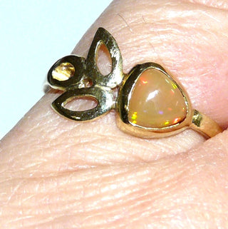 Handgefertigtes Einzelstück, Unikat-Ring "Blattwerk" aus 585 Gold mit einem orangefarbenen, schillernden äthiopischen Feuer-Opal / Welo-Opal mit grünen Funken als Triangel-Cabochon, Ringweite 54,5 - Handarbeiten online bestellen bei Juwelier & Goldschmiede Danilo!