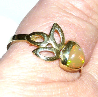 Handgefertigtes Einzelstück, Unikat-Ring "Blattwerk" aus 585 Gold mit einem orangefarbenen, schillernden äthiopischen Feuer-Opal / Welo-Opal mit grünen Funken als Triangel-Cabochon, Ringweite 54,5 - Handarbeiten online bestellen bei Juwelier & Goldschmiede Danilo!