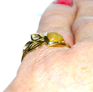 Handgefertigtes Einzelstück, Unikat-Ring "Blattwerk" aus 585 Gold mit einem orangefarbenen, schillernden äthiopischen Feuer-Opal / Welo-Opal mit grünen Funken als Triangel-Cabochon, Ringweite 54,5 - Handarbeiten online bestellen bei Juwelier & Goldschmiede Danilo!
