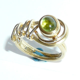 Handgefertigtes Einzelstück, Unikat-Ring "Gewickelt" aus 585 Gold mit einem australischen, grün-orange schillernden Feuer-Opal + einem Peridot-Cabochon, zwei steine in einer Wechsel-Zarge mit Bajonett-Verschluß zum Austauschen, matt + poliert, oben offen, daher ein wenig flexibel in der Weite, Ringweite 52,5 -	Handarbeiten online bestellen bei Juwelier & Goldschmiede Danilo!