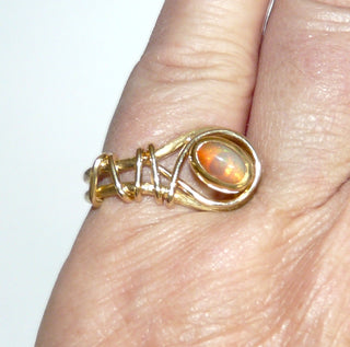 Handgefertigtes Einzelstück, Unikat-Ring "Gewickelt" aus 585 Gold mit einem australischen, grün-orange schillernden Feuer-Opal + einem Peridot-Cabochon, zwei steine in einer Wechsel-Zarge mit Bajonett-Verschluß zum Austauschen, matt + poliert, oben offen, daher ein wenig flexibel in der Weite, Ringweite 52,5 -	Handarbeiten online bestellen bei Juwelier & Goldschmiede Danilo!