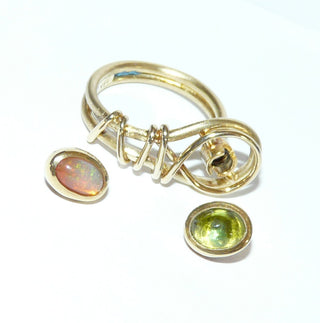 Handgefertigtes Einzelstück, Unikat-Ring "Gewickelt" aus 585 Gold mit einem australischen, grün-orange schillernden Feuer-Opal + einem Peridot-Cabochon, zwei steine in einer Wechsel-Zarge mit Bajonett-Verschluß zum Austauschen, matt + poliert, oben offen, daher ein wenig flexibel in der Weite, Ringweite 52,5 -	Handarbeiten online bestellen bei Juwelier & Goldschmiede Danilo!