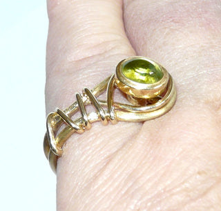 Handgefertigtes Einzelstück, Unikat-Ring "Gewickelt" aus 585 Gold mit einem australischen, grün-orange schillernden Feuer-Opal + einem Peridot-Cabochon, zwei steine in einer Wechsel-Zarge mit Bajonett-Verschluß zum Austauschen, matt + poliert, oben offen, daher ein wenig flexibel in der Weite, Ringweite 52,5 -	Handarbeiten online bestellen bei Juwelier & Goldschmiede Danilo!